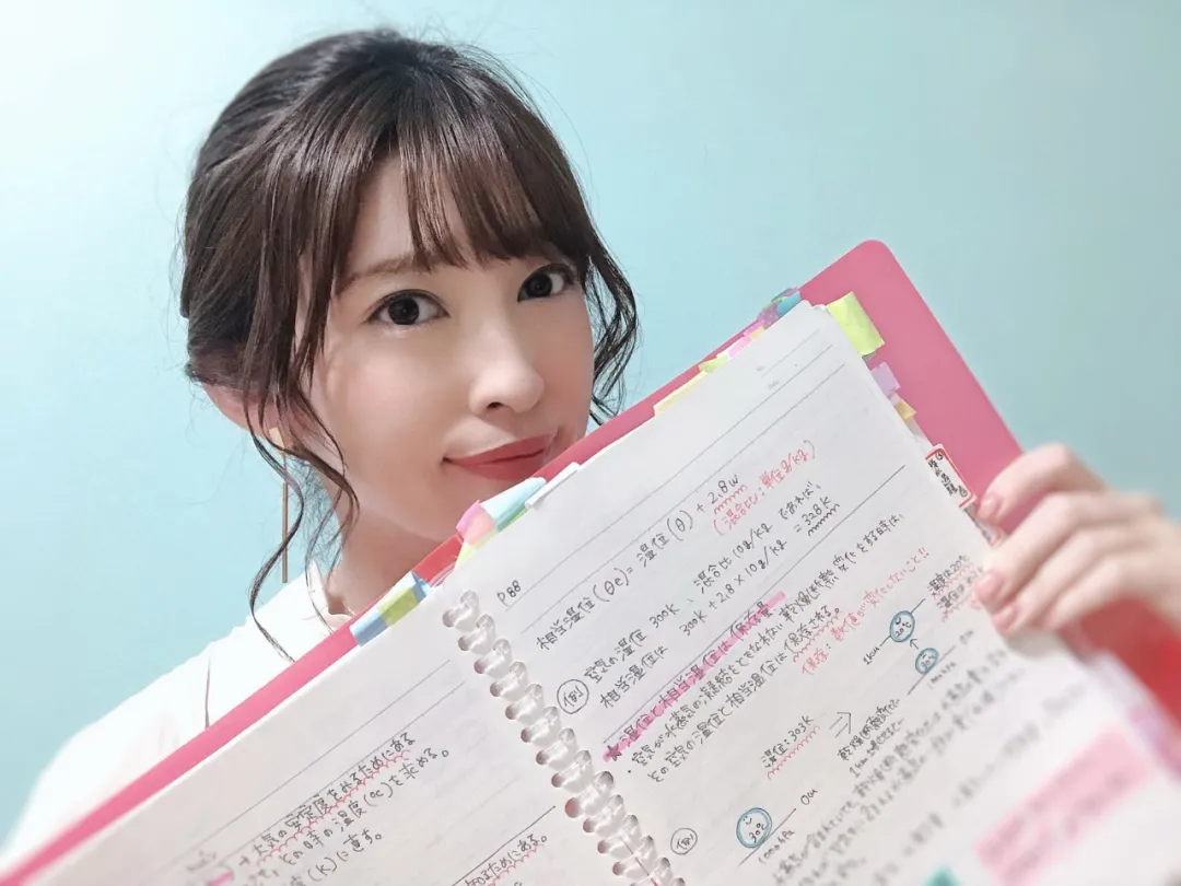 日本美女天氣預報員「山岸愛梨」被網友惡搞，躲閃的樣子太可愛了