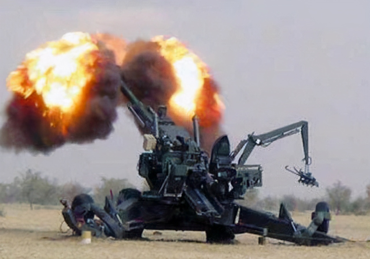 印度掏出国产155毫米重炮，试射时突然炸膛，4名