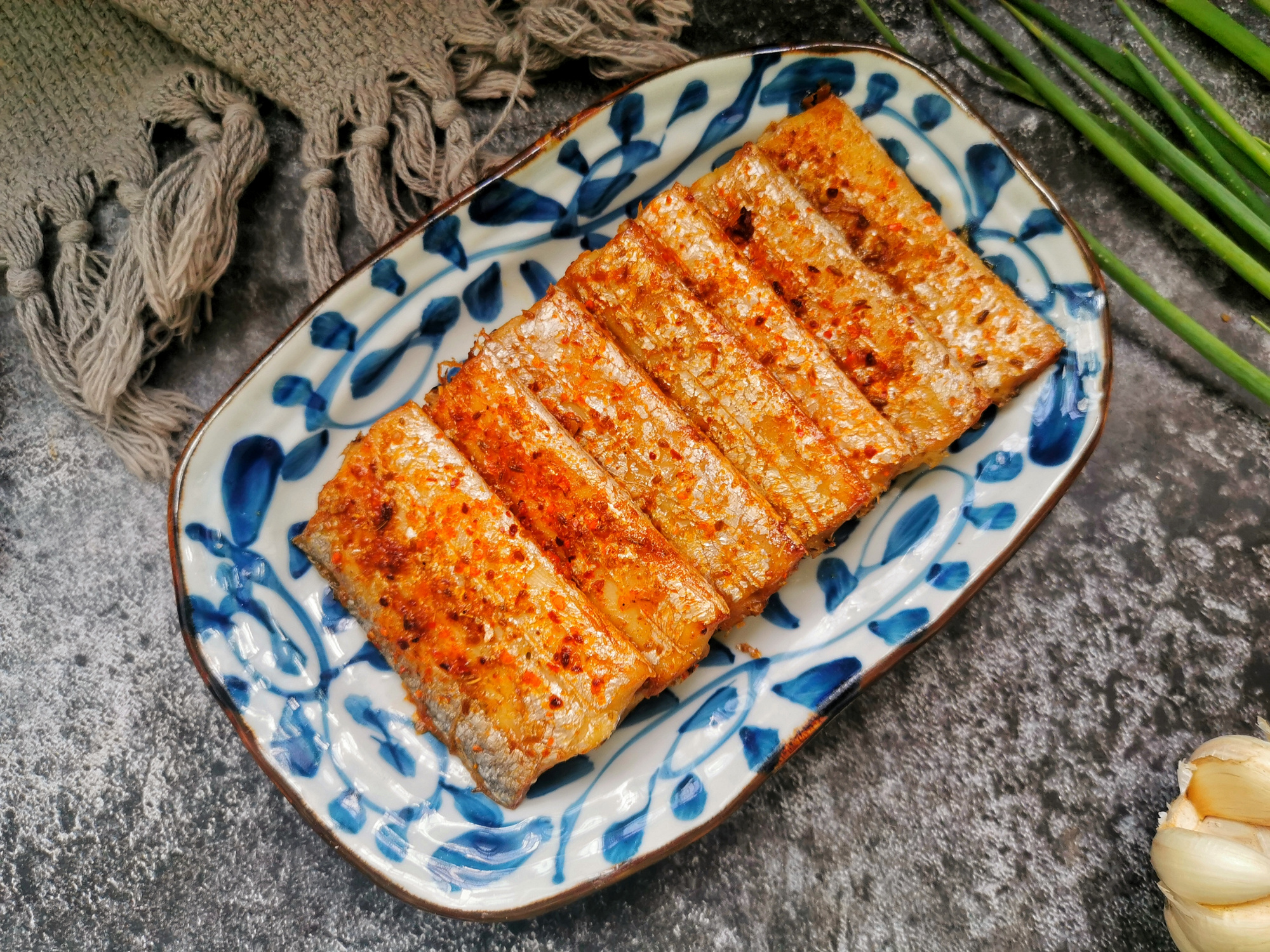 秋天了，有钱没钱多吃这鱼，肉嫩刺少，不裹粉不油炸，无油烟吃法