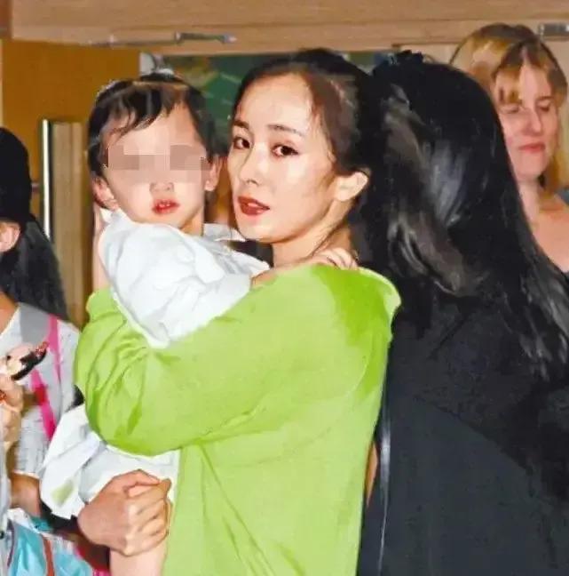 杨幂和赵丽颖离婚后，男方父亲的不同反应暴露了她们离婚后的情况