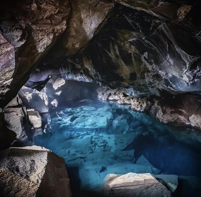 神秘地下湖多彩水世界