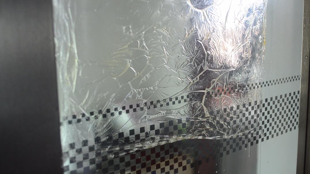 廚房玻璃上油乎乎的難清洗？ 家政阿姨教你一招，省時干淨又不留灰