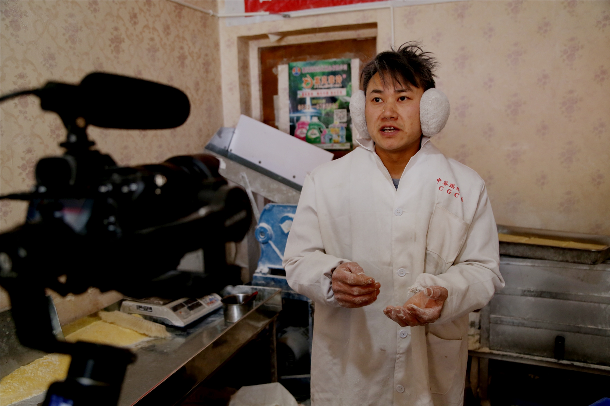 甘肃平凉“压面哥”怀揣音乐梦，半夜为妻子写歌羡煞旁人