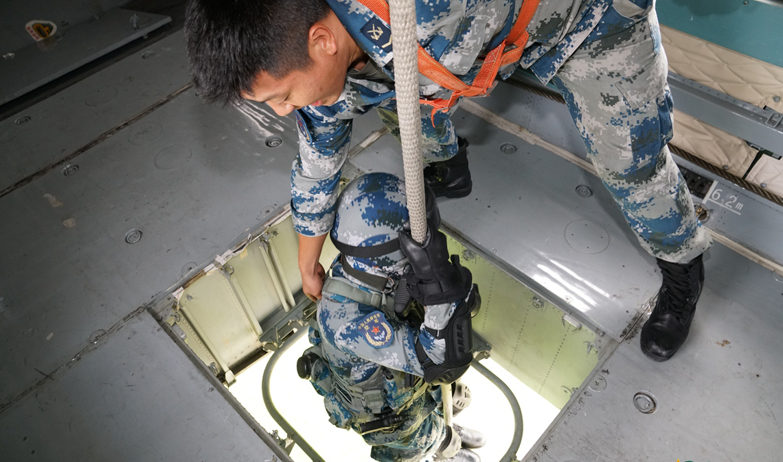 中国“空中突击部队”全新作战方式燃爆了，一小时可横渡对面海峡