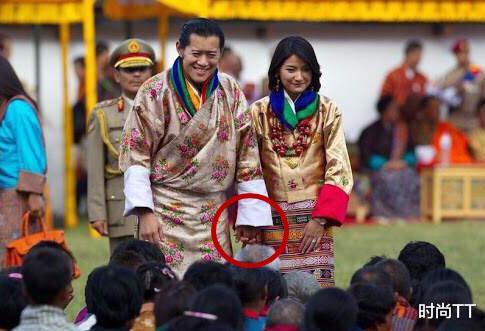 不丹最美王后！国王曾为她放弃“一夫多妻制”，有新欢后将她冷落