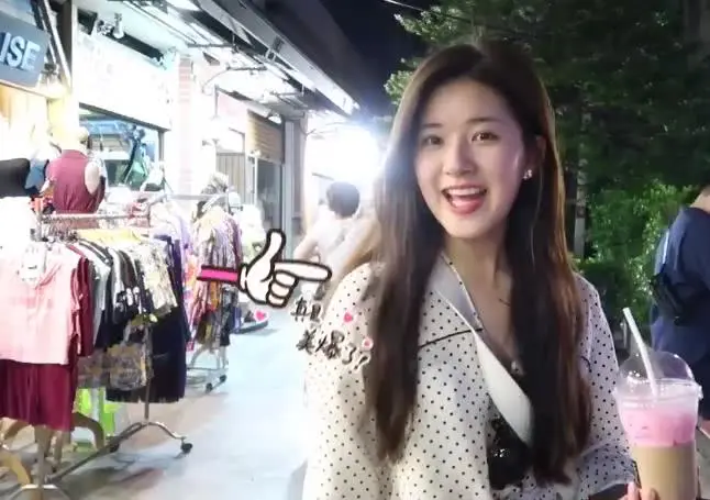 赵露思逛夜市喝奶茶，原相机下的她我酸了，这