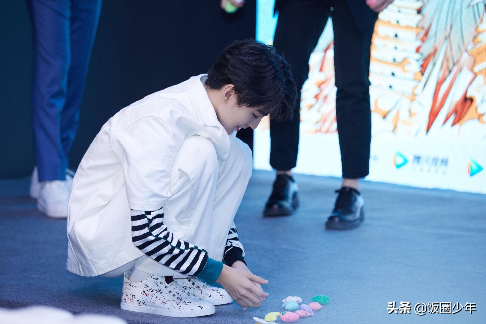 Seaside of Wang Junkai come across films marry the sweethearts that illuminate, his reaction is too comical as a result