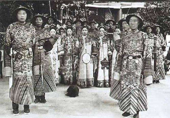 北京发现李莲英墓穴，报废3把铁锤打开，开棺后