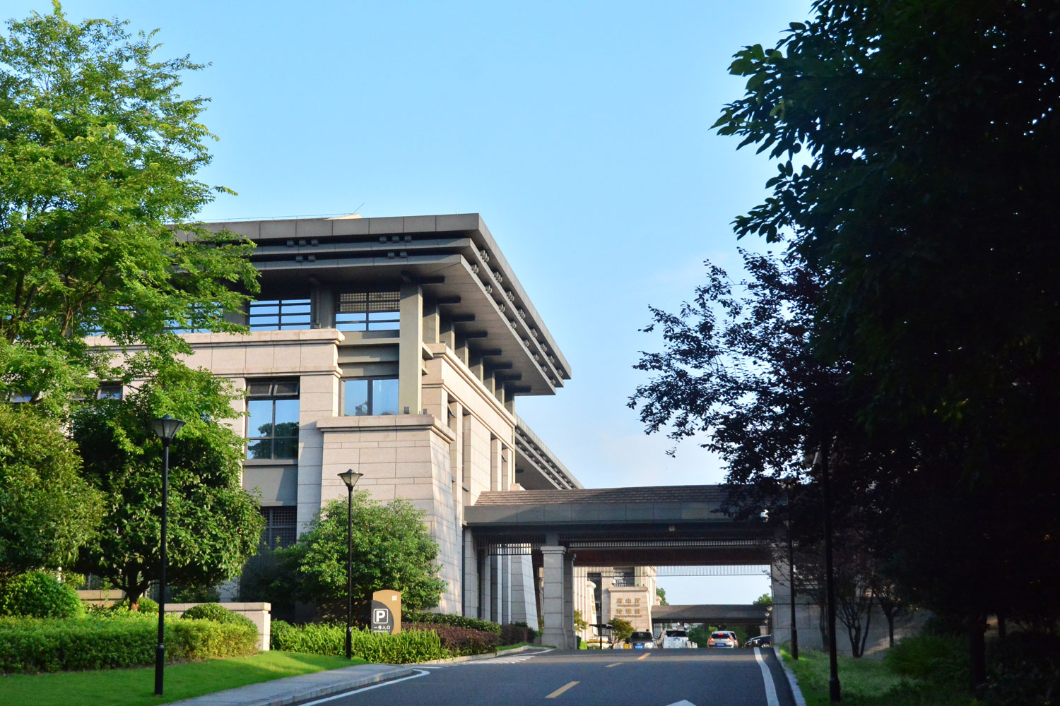 大门重修后的渝州宾馆:走路散步免费,开车穿越却要交钱?