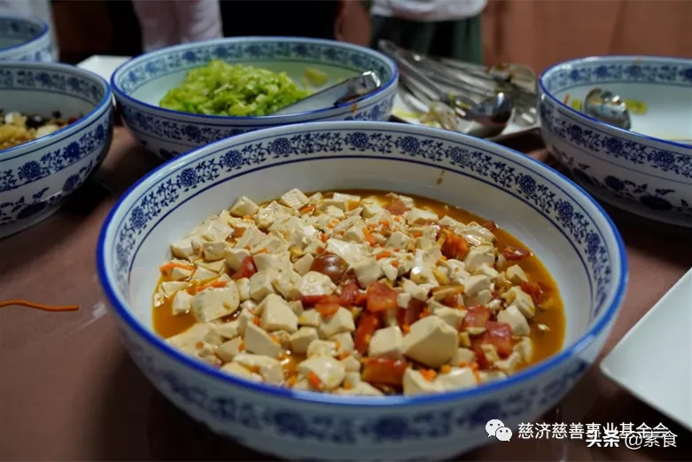 湖南中医药大学附属医院开起了素食餐厅，试营业日就人气满满