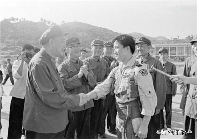 1981年，他驾机从台湾回归大陆，获奖金65万元