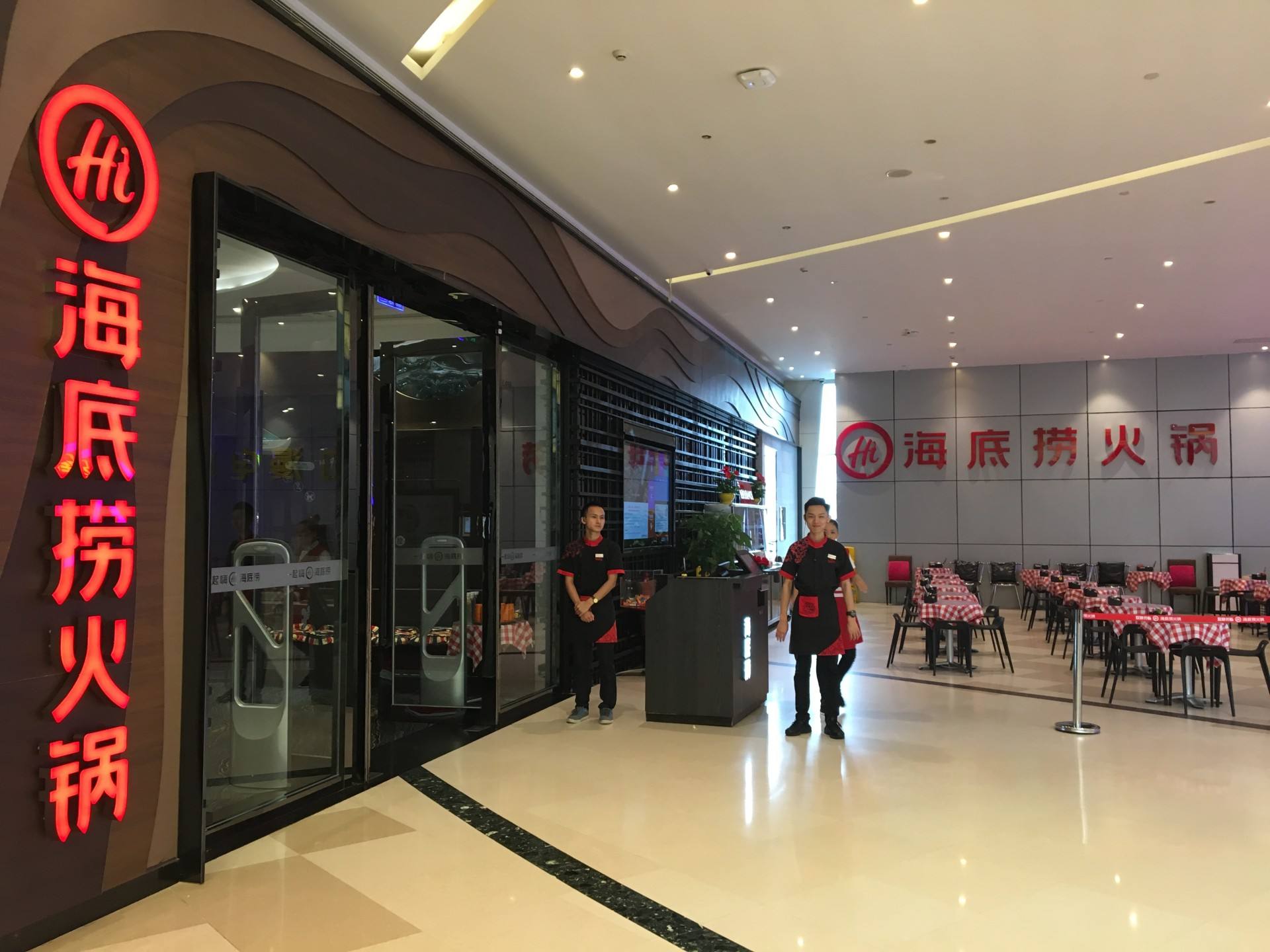 两个月蒸发2千亿，老板转移资产入外国国籍，海底捞发生了什么？