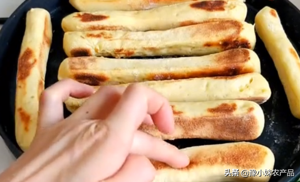 铁棍山药+鸡蛋做成小面食，内里绵软表皮香脆，香喷喷像小面包
