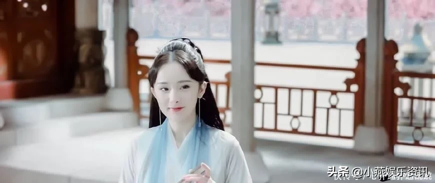 夜华爱着白浅，杨幂饰演的白浅，简直美到了天际，让无数人痴迷