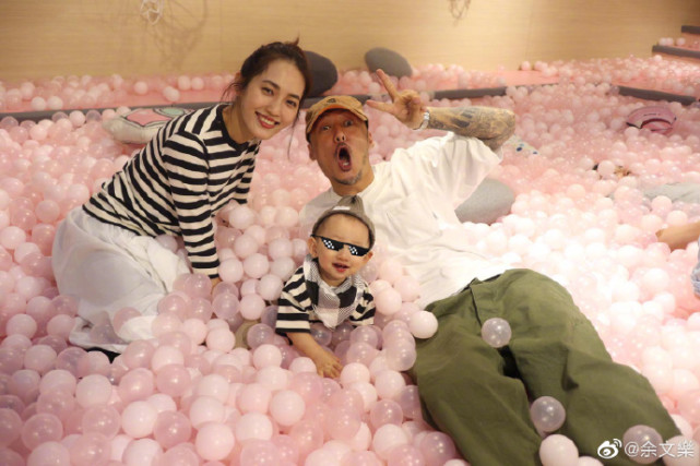 余文樂首曬一家四口合照，半歲女兒正面照曝光，妹妹小臉傲嬌可愛