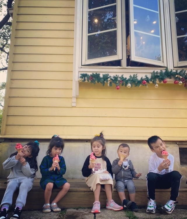 賈靜雯帶娃外出過週末，波妞熊抱羊駝超大膽，門牙脫落笑容很喜感