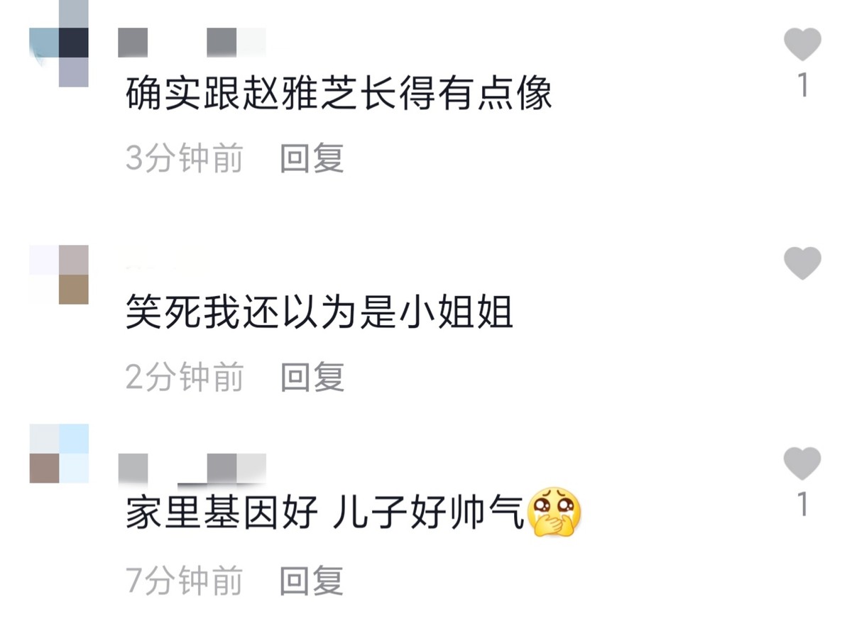 赵雅芝小儿子现身街头，颜值高获美女围观合影，还邀请网红回家玩