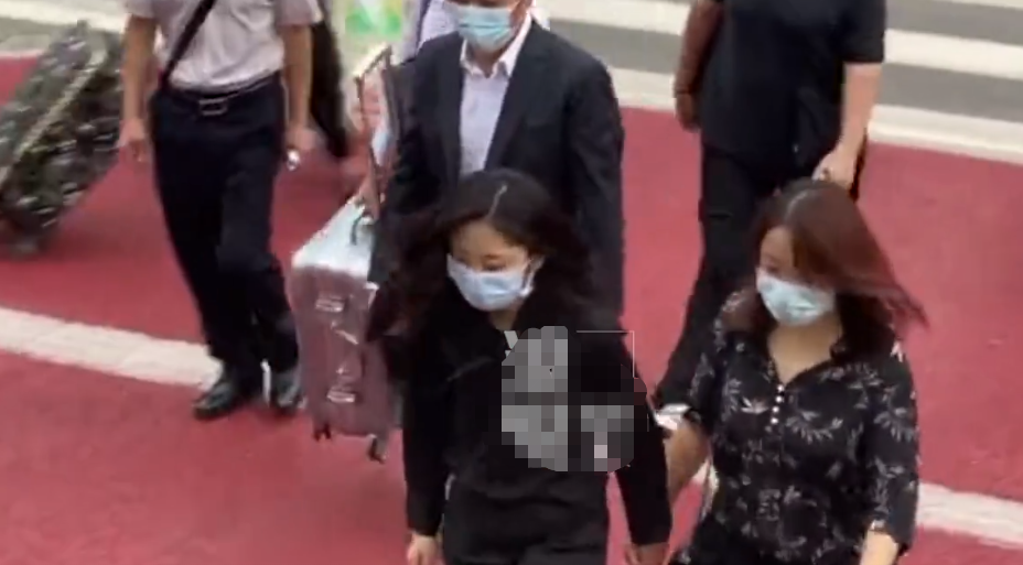 妈妈|“李尖尖”将为妈妈讨回公道！谭松韵现身妈妈被撞案庭审 一身黑衣神色凝重