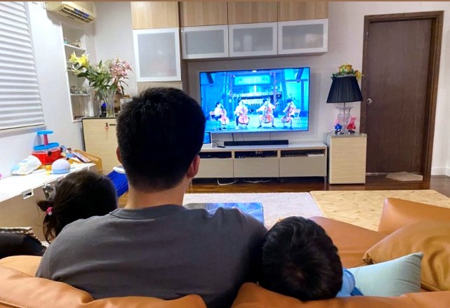 霍启刚抱女儿坐地铁感受生活，三岁霍中妍越长越美太像奶奶朱玲玲