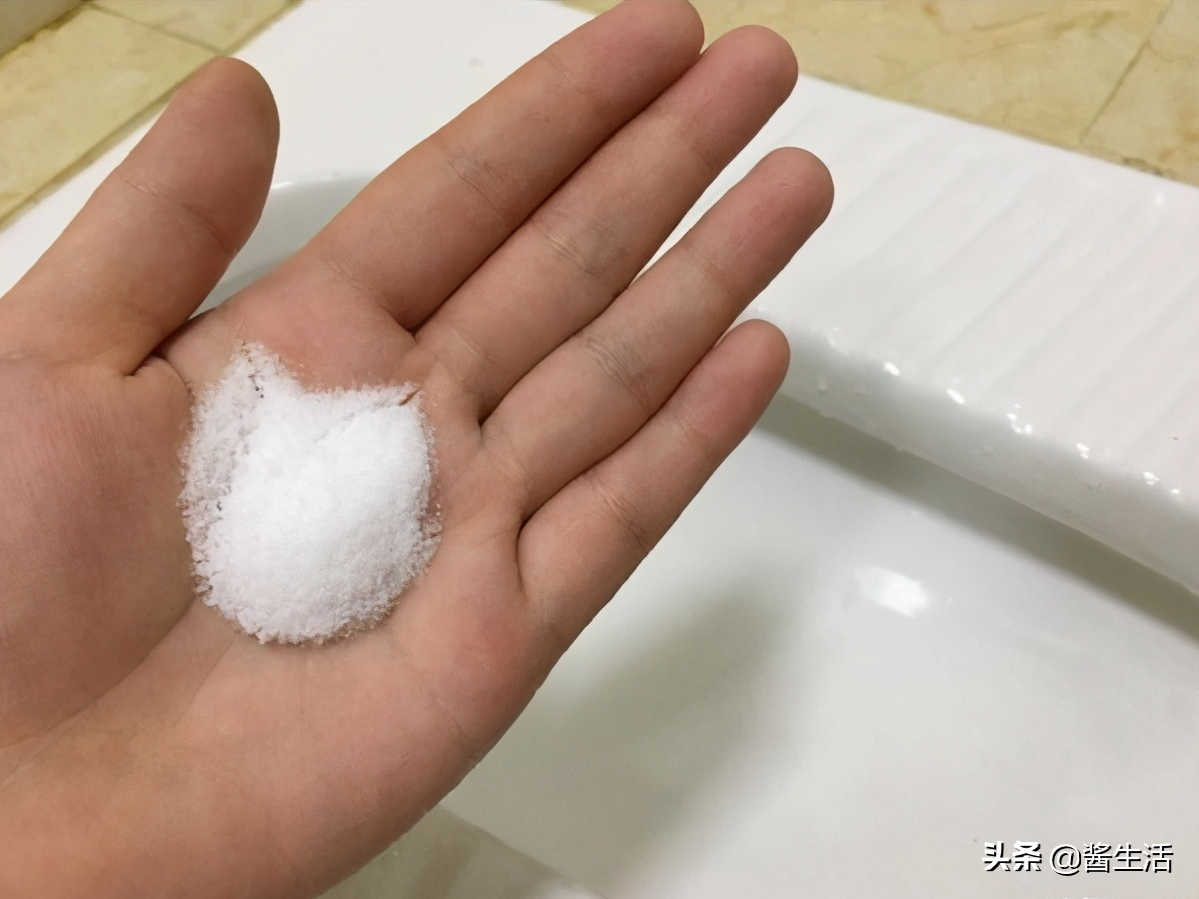 卫生间里放一把食盐，真是太厉害了，一年省下好几百，赶紧试一试