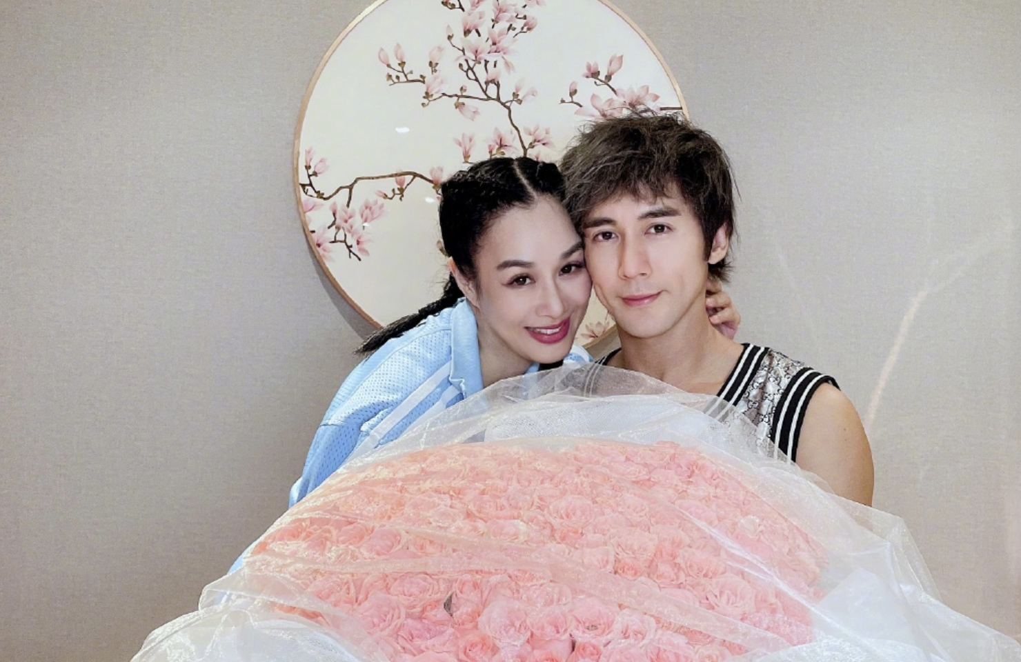 钟丽缇携女儿拍写真，姐妹俩越来越像双胞胎，母女三人似闺蜜