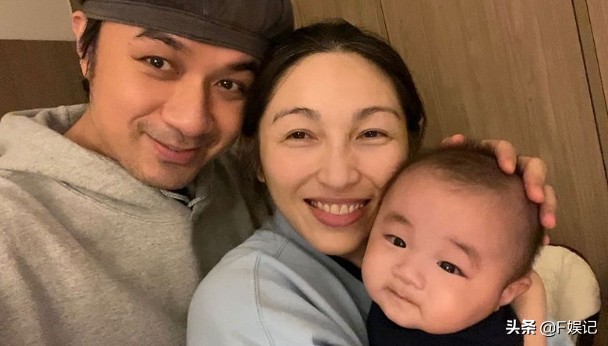 古巨基夫婦帶兒子出門郊遊兒子打扮得像小公主一樣可愛