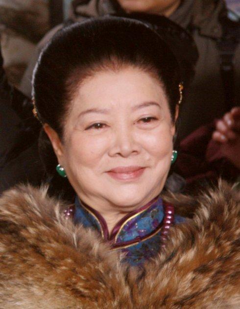 81岁老戏骨太拼命，自曝为演戏锯掉三颗牙，还险