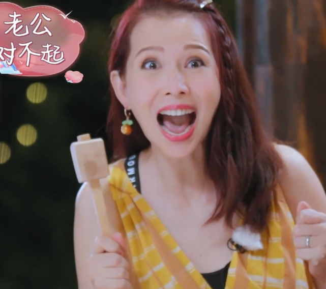 蔡少芬在海上冲浪，当看清全身照那一刻，哪像