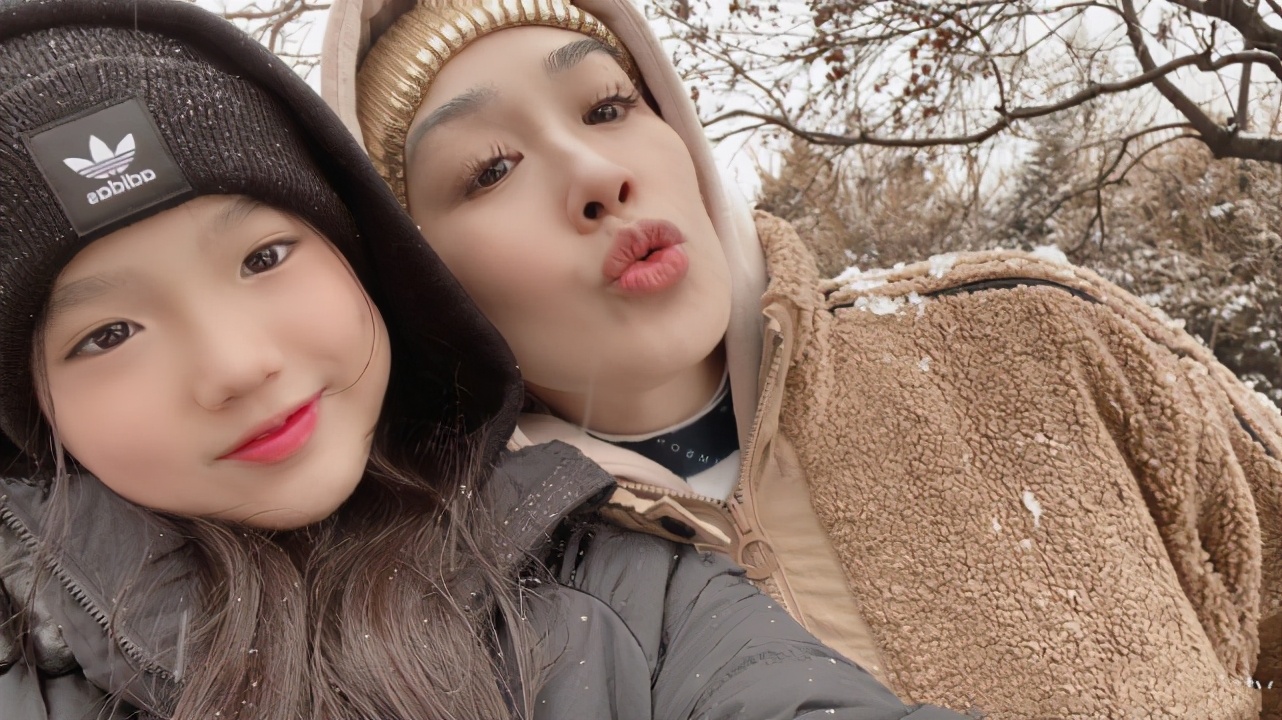 鐘麗緹帶兩女兒玩雪，考拉開心大笑，Jaden化紅唇越來越漂亮