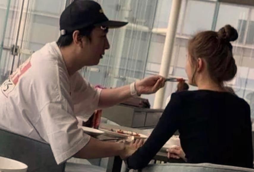 王思聪疑似有了新恋情，亲自给对方喂饭超暖男