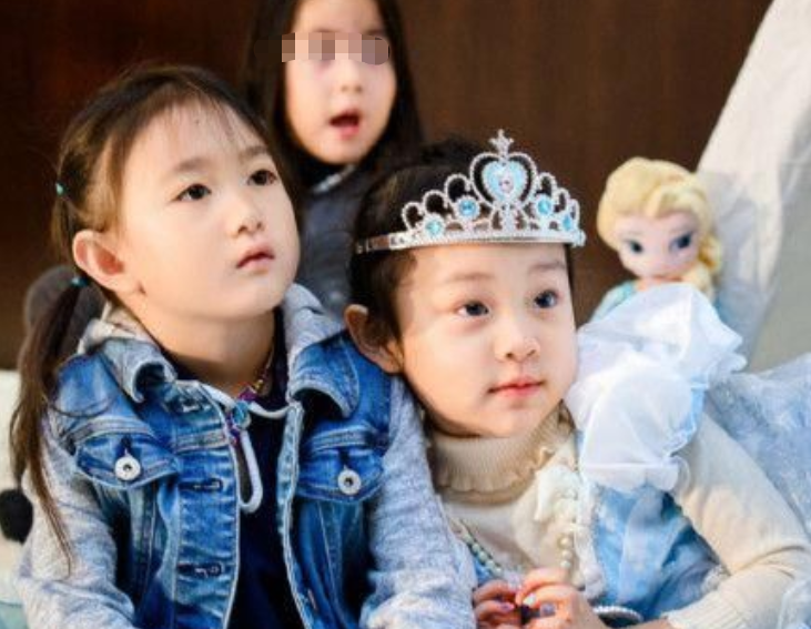 还记得甜馨吗？7年前参加真人秀被说丑，7年后颜值赶超小姐妹奥莉