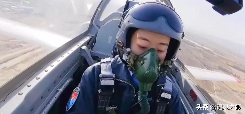 空军21岁的女飞行员，驾驶高级教练机首次单飞，完成“成人礼”
