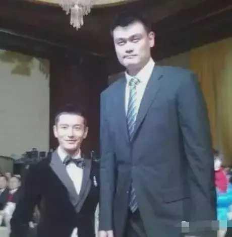 “身高检测器”姚明与众星合影：黄晓明让人意外，韩红小鸟依人
