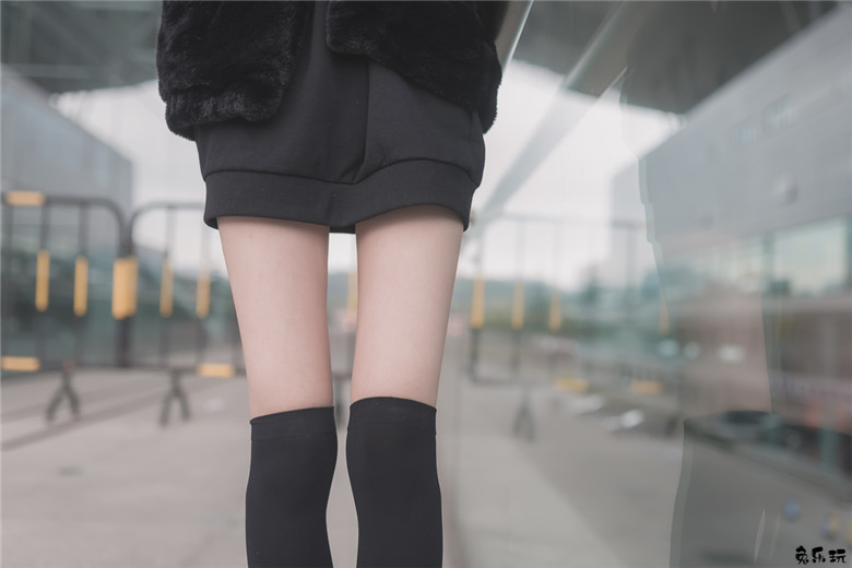 【福利姬】让人喜欢的黑丝及膝袜小细腿！太美了（48P）