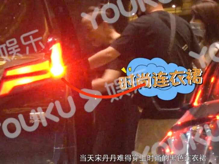 京圈聚会！60岁宋丹丹与冯小刚等聚餐，疑身体抱恙还需被扶着走