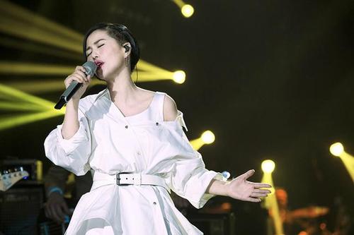 暗讽谁？谭维维发文暗讽流量歌手：我承认我羡慕流量歌手