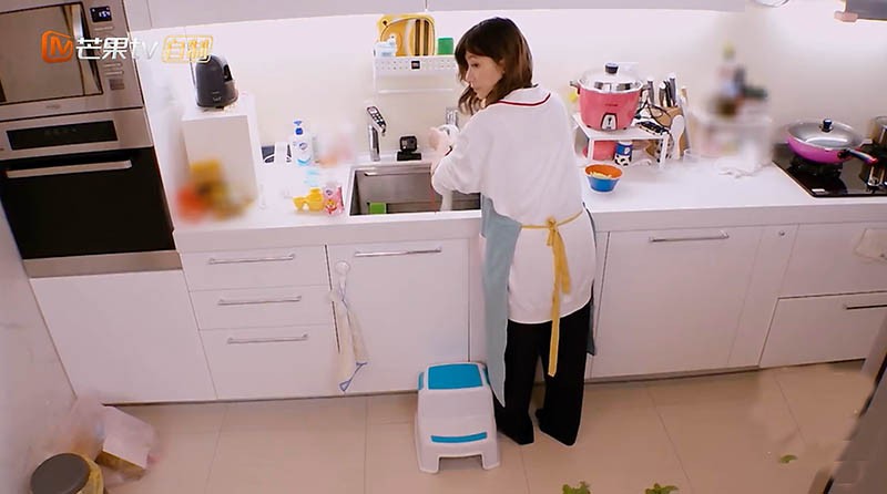 賈靜雯的家，設計時尚又實用，客廳簡直是孩子的天堂