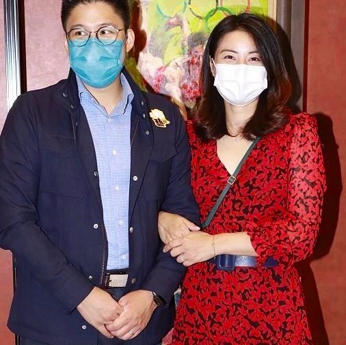 霍啟剛郭晶晶享受甜蜜二人世界，不忘做善事光顧小餐館幫助殘疾人