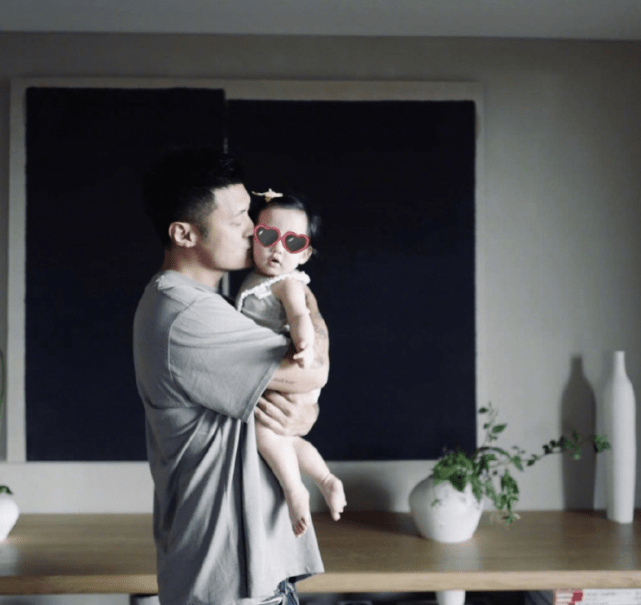 余文乐女儿1岁生日，王棠云晒小初心高清无码照，皮肤白皙超可爱