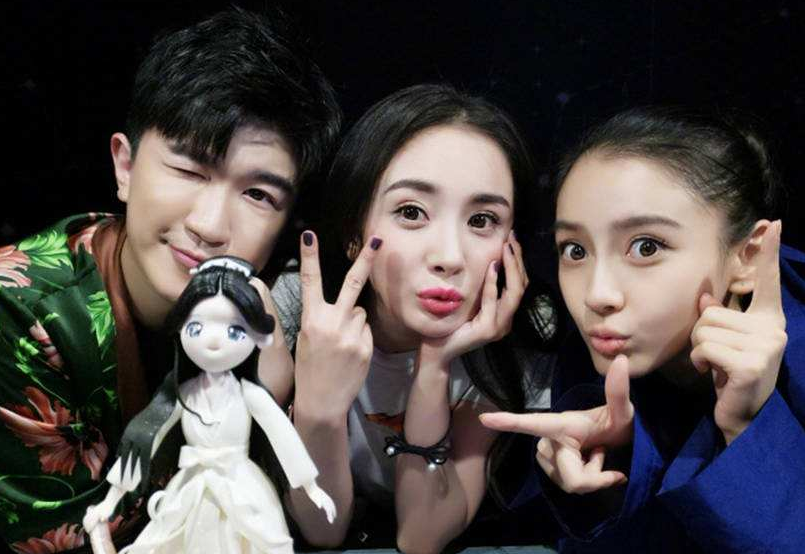 张大大参加跑男，玩游戏公然占黄龄便宜，看到