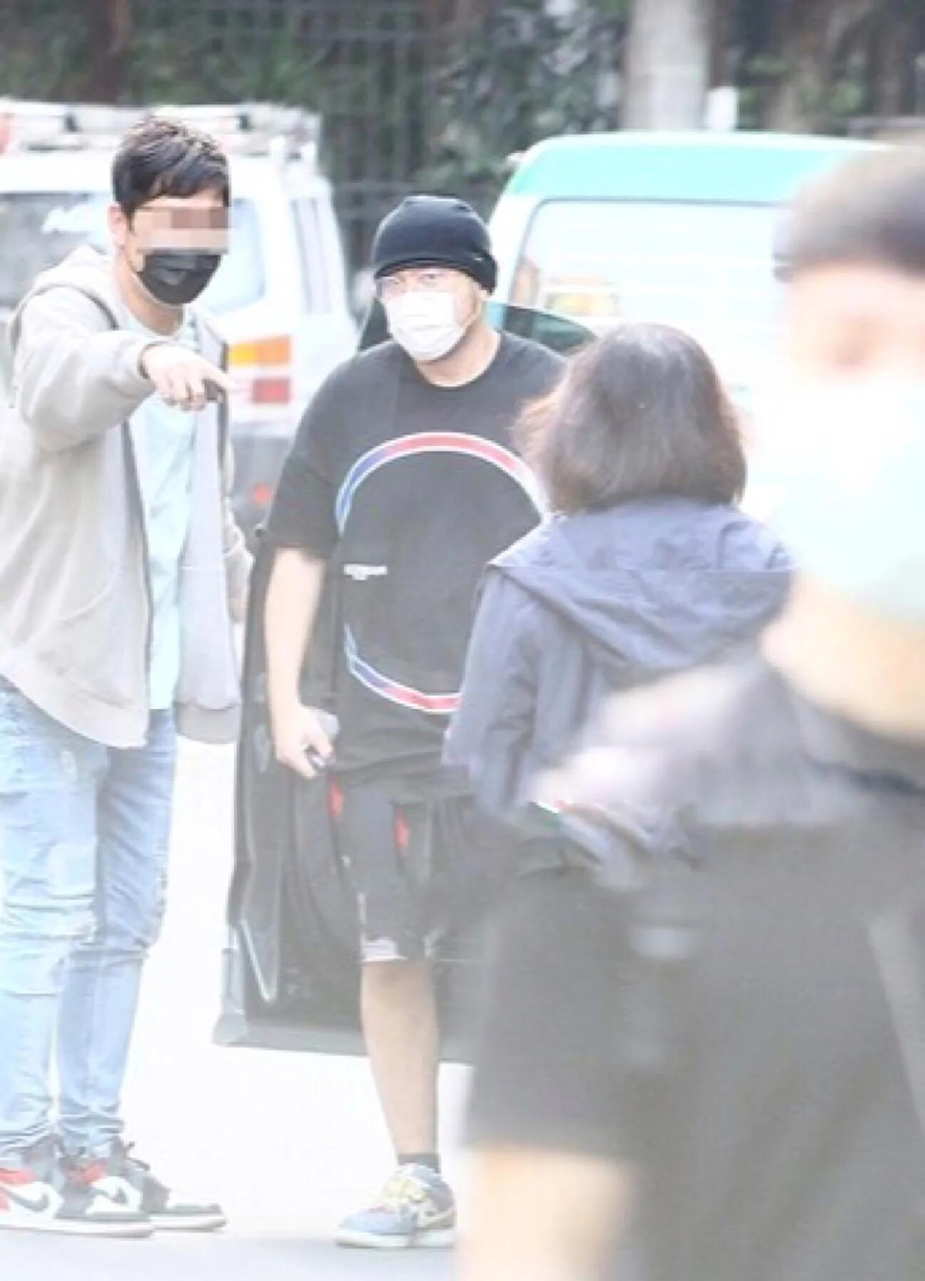 周杰倫一家四口出門吃甜品，一雙兒女正臉曝光，姐弟模樣很可愛