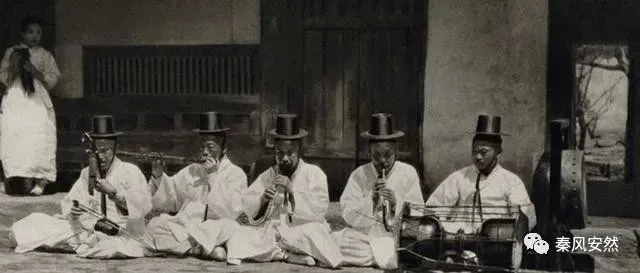 老照片：百年前的朝鲜真新潮，戴墨镜，坐独轮车