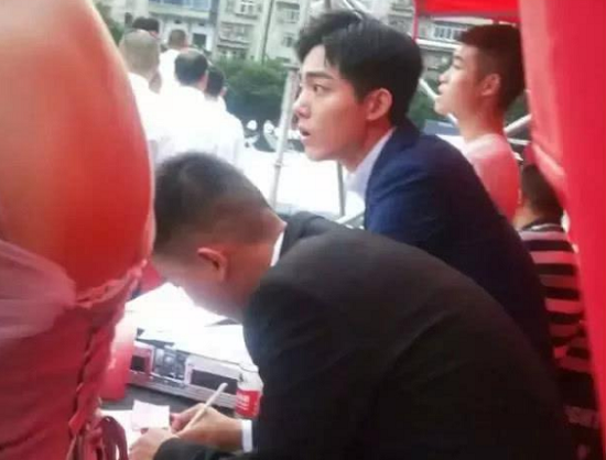 肖战被路人撞脸，照片曝光后众人质疑：这是本