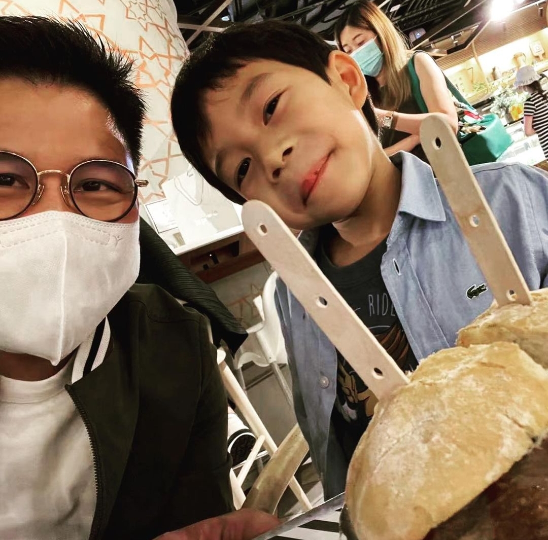 郭晶晶带孩子做公益，一家四口骑单车寻找水源，散播正能量