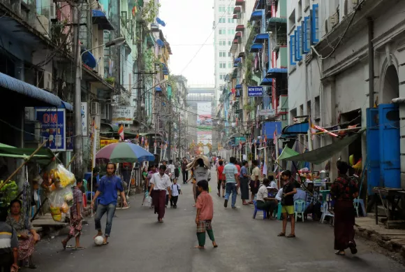 缅甸这么先进了？政府向民众免费发米，都用自动发米机了