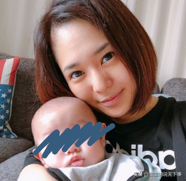 苍井空晒1岁双胞胎宝宝照片，十分呆萌还帮妈妈做家务