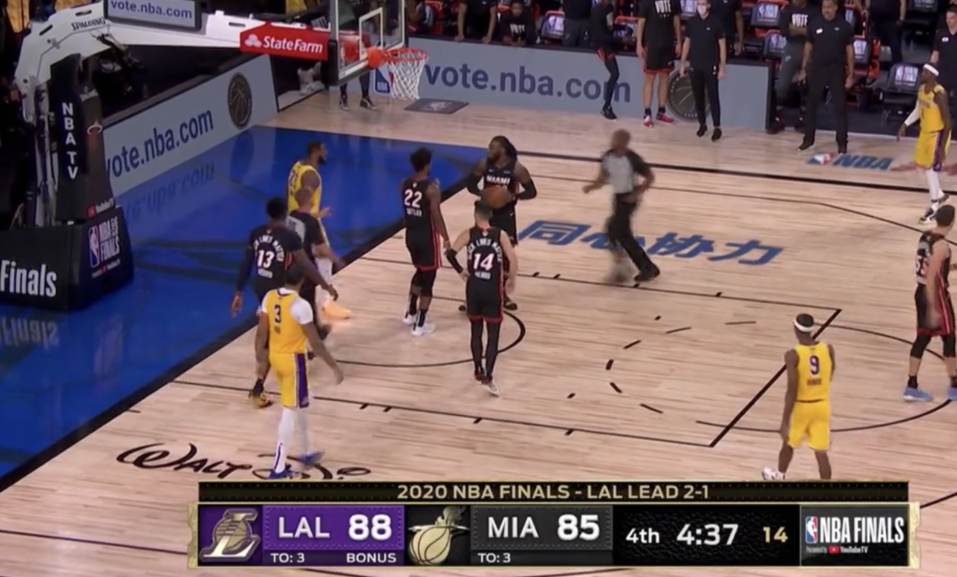 【影片】連續過度犯規！不搶球只拉胳膊，詹皇連續被他放倒，氣得老詹也噴垃圾話！-黑特籃球-NBA新聞影音圖片分享社區