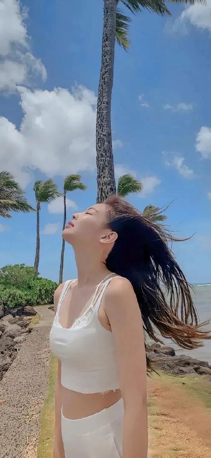 美女壁纸 爱你不是两三天图片