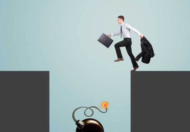 返贫潮来袭！富人变穷，穷人更贫困？疯狂印钞并非合理解决之法