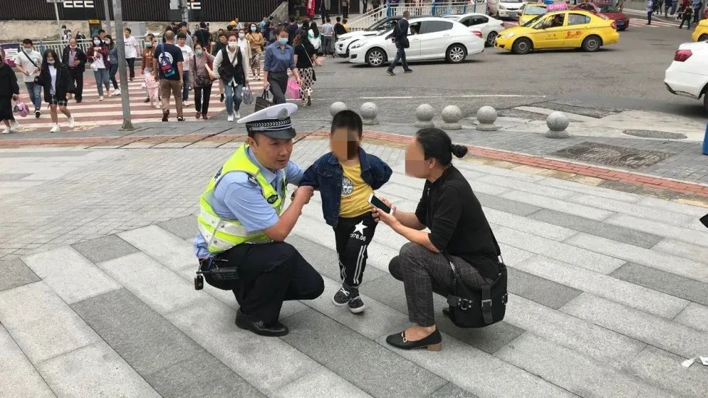 重庆|三岁半走丢萌娃：“我找不到婆婆了，看到路口有警察叔叔，就不怕了！”